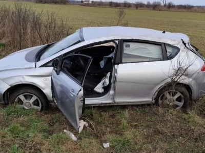 Auto kilkukrotnie dachowało. Ranna 18-latka