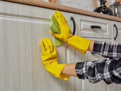 Jak odtłuścić szafki kuchenne w 3 prostych krokach – polecane detergenty, domowe sposoby