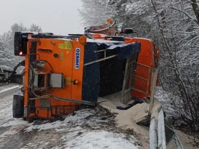 Atak zimy na drogach: pługopiaskarka wpadła w poślizg i przewróciła się na bok