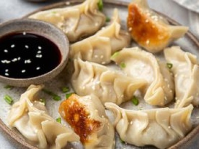 Nie ruskie i nie z mięsem. Na obiad serwują japońskie pierożki i nikt nie narzeka