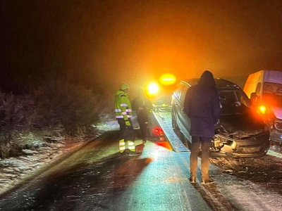 Wymieniał koło. Wjechał w drugi samochód (ZDJĘCIA)