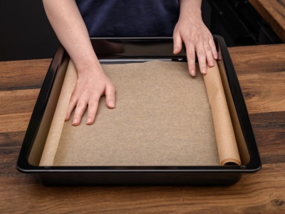 Nie każdy wie, że papier do pieczenia jest nasączony. Czym? To dlatego nic nie przywiera