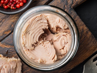 Szkło lub plastik w produkcie rybnym. Ostrzeżenie GIS