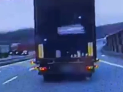 Na autostradzie A4 tafla lodu spadła z ciężarówki tuż przed radiowozem. Kierowca został ukarany mandatem