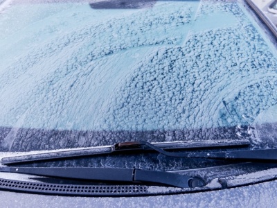 ​Zapomnij o porannym skrobaniu szyb w aucie. Tak zapobiegniesz zamarzaniu