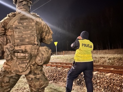 Wpadł do piwnicy, mógł zginąć z wychłodzenia. 16-latek ze Skierniewic uratowany dzięki ogólnopolskiej akcji służb