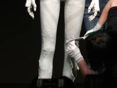 Tego robota można pomylić z człowiekiem. Rozcięli mu nogę, jako dowód