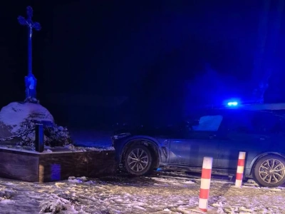 Wnory-Wiechy: Samochód wypadł z drogi i uderzył w przydrożny krzyż