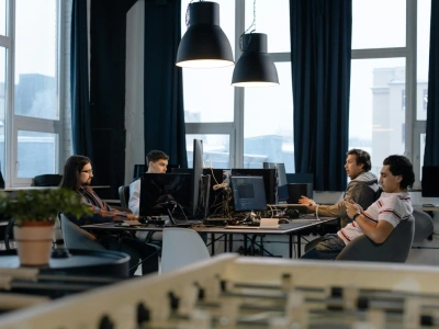 Polacy zadowoleni z pracy? Stosunkowo często polecają ją znajomym