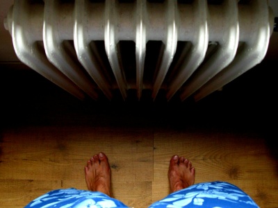 Sąsiedzi mają gaz, on nosi węgiel do mieszkania. Błąd z lat 90. kosztuje go zdrowie