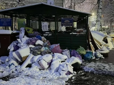 Góry śmieci na Osiedlu Stałym. Leżały tyle, że zasypał je śnieg