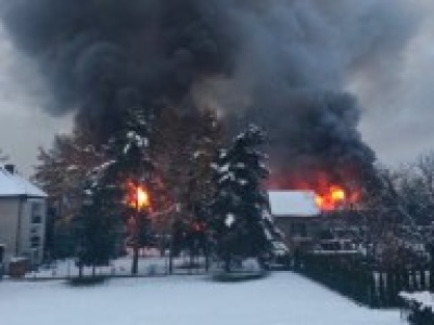 Duży pożar magazynu w Skawinie. Apel o zamknięcie okien