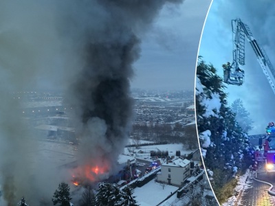Groźny pożar hali w Skawinie. Strażacy apelują, żeby zamykać okna w domach