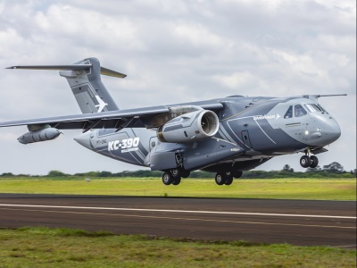 Firmowy embraer KC-390 odwiedzi Warszawę