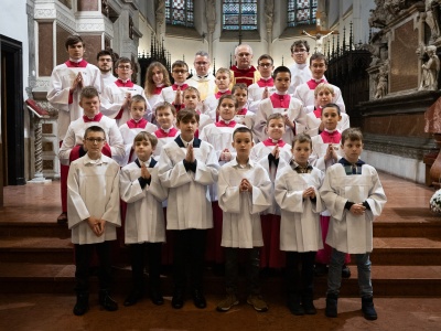 Kolejni chłopcy chcą służyć przy ołtarzu