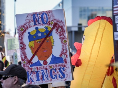 Dążą do utworzenia monarchii w USA. 