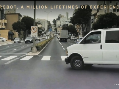 Tesla AI4 potrafi przetworzyć i _zrozumieć_ 1 milion pikseli wideo w 1 milisekundę. Człowiek ma ponad 1 000x mniej _pasma_