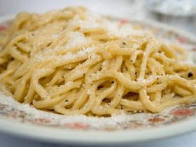 Ten włoski makaron przeszedł moje oczekiwania. Wystarczą 4 składniki, a czuję się jak w rzymskiej restauracji