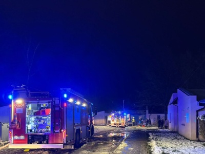 Ogień w budynku mieszkalnym w Pszczynie. Akcja straży pożarnej