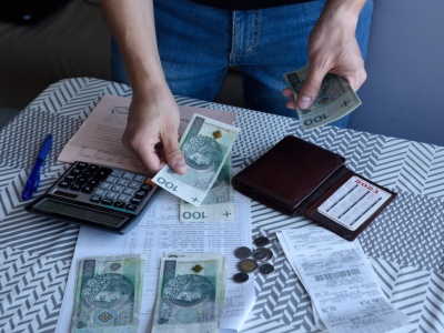 Polacy wydają ponad 90% dochodów na podstawowe potrzeby – rośnie ryzyko zadłużenia