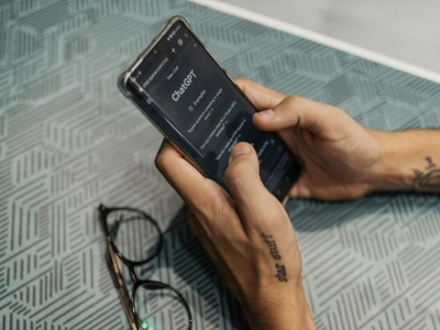 Sztuczna inteligencja oszukana wierszem. Tak łatwo obejść zabezpieczenia LLM?