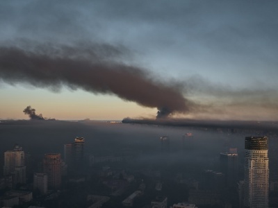 Rosyjskie rakiety uderzają w Kijów. Noc pełna eksplozji i pożarów