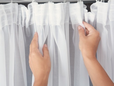 Wypierz w tym firanki w listopadzie. Będą białe i pachnące do świąt