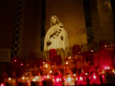 Kielce: czuwanie przy relikwiach św. Teresy i rodziny Martin w Karmelu