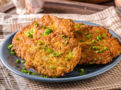 Teściowa robi placki ziemniaczane bez mąki. Wystarczy dodać to, a wyjdą obłędne