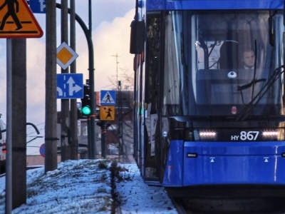 Pasażerowie „czwórki” narzekają na tłok. Miasto tłumaczy: sieć trakcyjna nie wytrzymuje Krakowiaków
