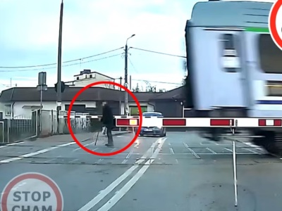 Staruszek przechodził przez tory mimo opuszczonych rogatek. Pociąg przejechał kilkadziesiąt cm od niego