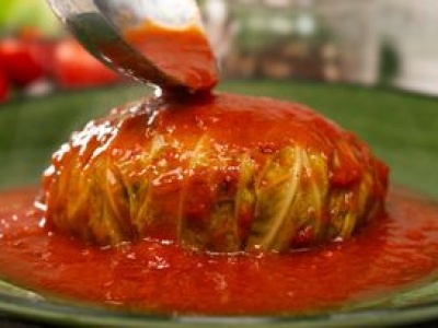 Przy zwijaniu gołąbków wykorzystuję sprawdzony trik z miseczką. Nigdy mnie nie zawiódł