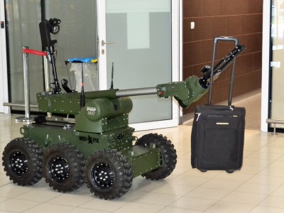 Świdnik: Ćwiczenia służb w Porcie Lotniczym Lublin z udziałem robota „Wojtka”