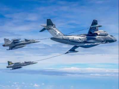 Embraer KC-390 zatankował Gripena E