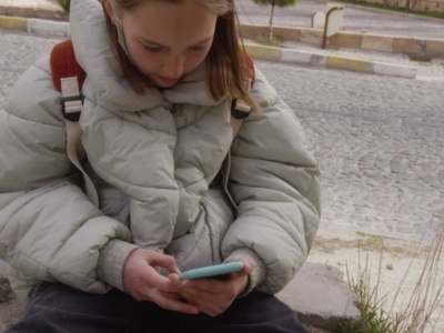 Młodzi wierzą bezgranicznie Chatowi GPT. Ten trend pogłębia problem fake newsów