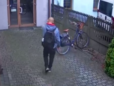 Ten mężczyzna ukradł rower. Policja prosi świadków zdarzenia o kontakt