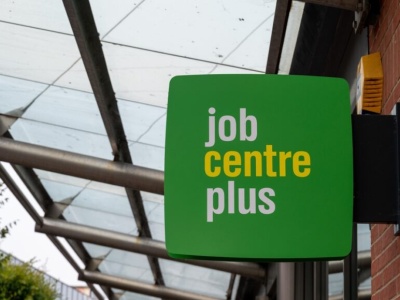 Do pracy zamiast po zasiłki! Ogromna zmiana w świadczeniach dla tych 3 grup osób