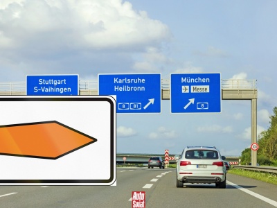 Znak z pomarańczową strzałką. Wyglądem przypomina trumnę, ale jest pomocny dla kierowców