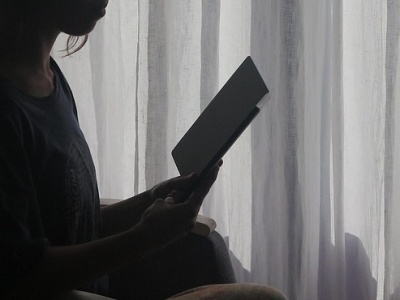 „Nie jestem sam” – gdy słowa stają się lekarstwem. Niezwykła moc poezji terapeutycznej