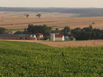 Sprzedaż i kupno działki siedliskowej: co powinien wiedzieć rolnik przed transakcją?