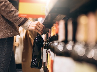 Ponad połowa Polaków popiera nocny zakaz sprzedaży alkoholu