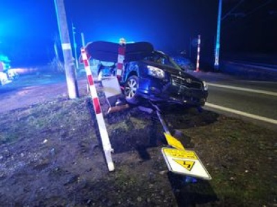 Staranował rogatki pod Sochaczewem. Auto zawisło na sygnalizatorze