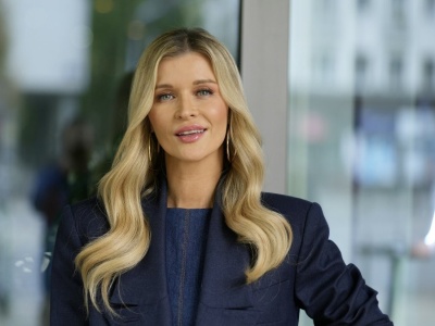 Joanna Krupa na pokazie Mariusza Przybylskiego. Cała w prześwitach