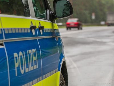 Policjanci patrzą na opony. Brak jednego symbolu oznacza mandat