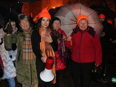 Pomarańczowy listopad na placu Chrobrego. Zamiast marszu – taniec, muzyka i gorący barszcz