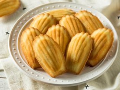 Do herbaty piekę francuskie ciasteczka. Są wilgotne, miękkie i wypełniają zapachem cały dom