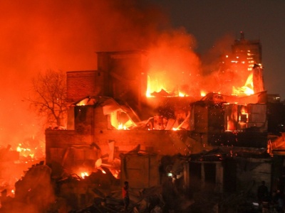 Potężny pożar slumsów. Płomienie sięgały nieba, tysiące ludzi uciekały