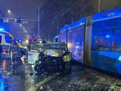 Dramatyczny wypadek w polskim mieście. Zderzyły się osobówka i tramwaj, są ranni