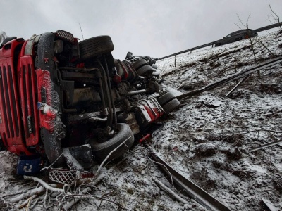 Ciężarówka wypadła z drogi (ZDJĘCIA)