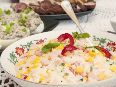 Niby hawajska, ale bardzo polska. Sałatka z lat 90. nadal robi furorę, nie tylko na andrzejki